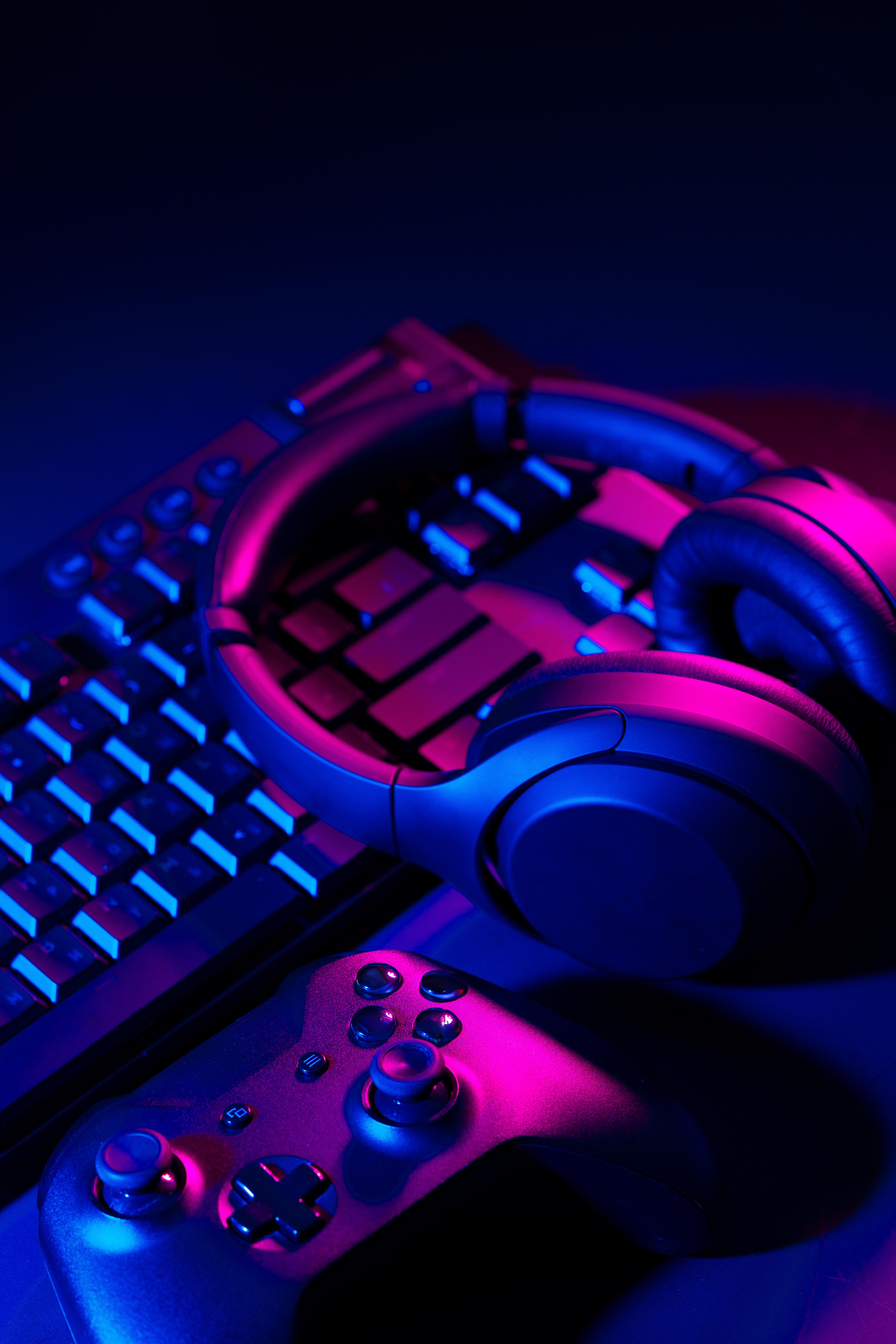 headphones-joystick-computer-keyboard-black-table (1)